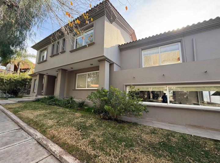 Casa · 386m² · 10 Ambientes · 2 Cocheras