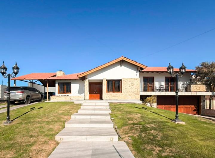 Casa · 206m² · 6 Ambientes · 4 Cocheras
