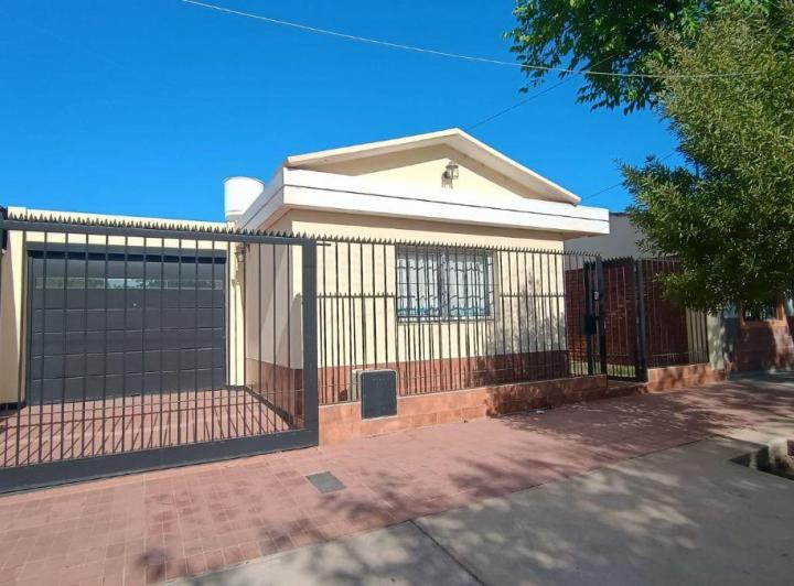Casa · 140m² · 4 Ambientes · 3 Cocheras