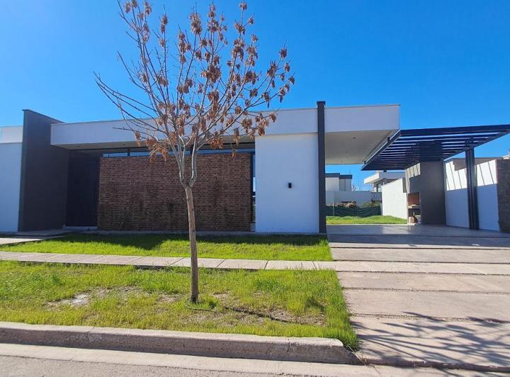 Casa · 214m² · 5 Ambientes · 2 Cocheras