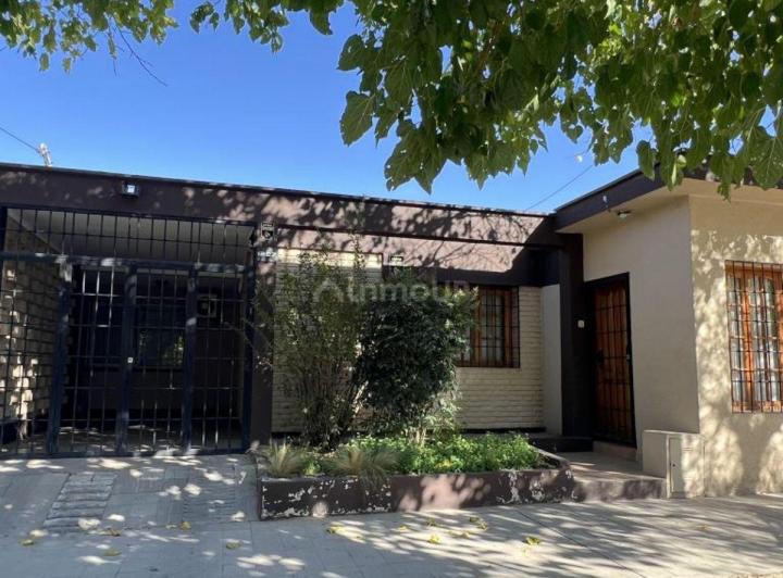 Casa · 153m² · 8 Ambientes · 1 Cochera