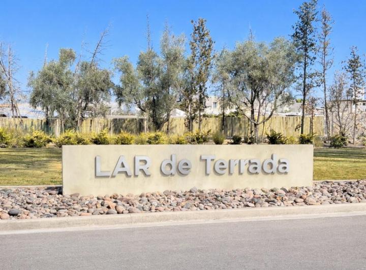 Casa · 300m² · 6 Ambientes · 2 Cocheras