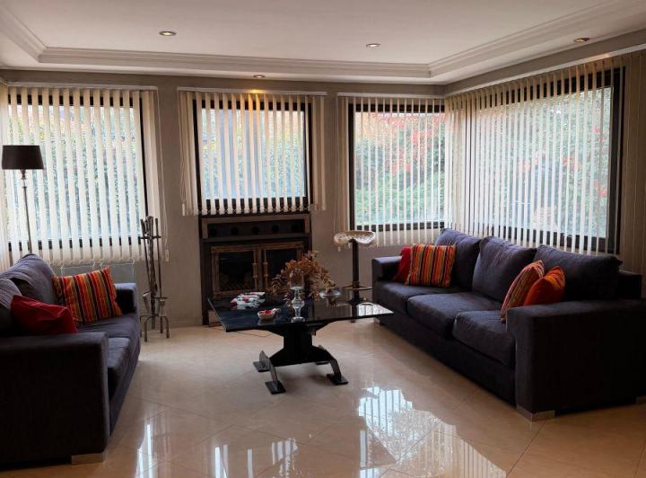 Casa · 270m² · 4 Ambientes · 2 Cocheras