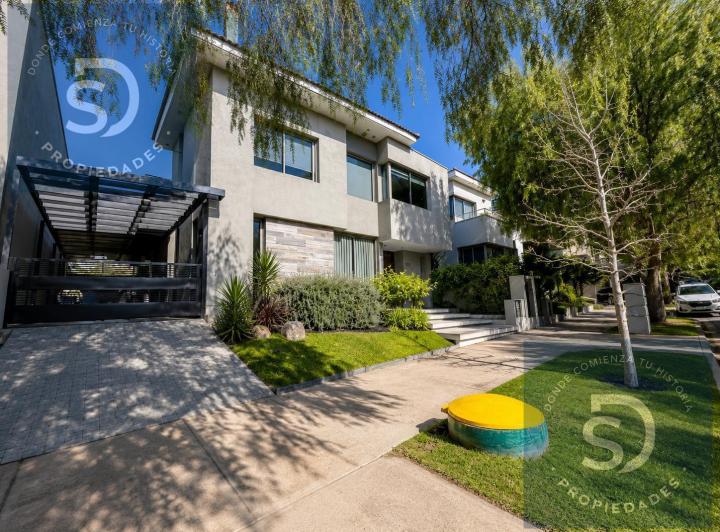 Casa · 300m² · 3 Dormitorios · 1 Cochera