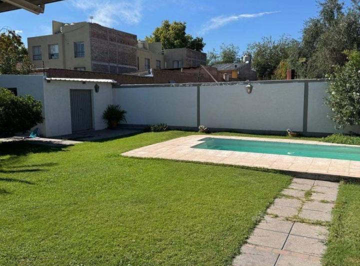 Casa · 345m² · 10 Ambientes · 2 Cocheras