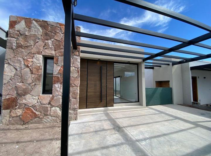 Casa · 106m² · 5 Ambientes · 2 Cocheras