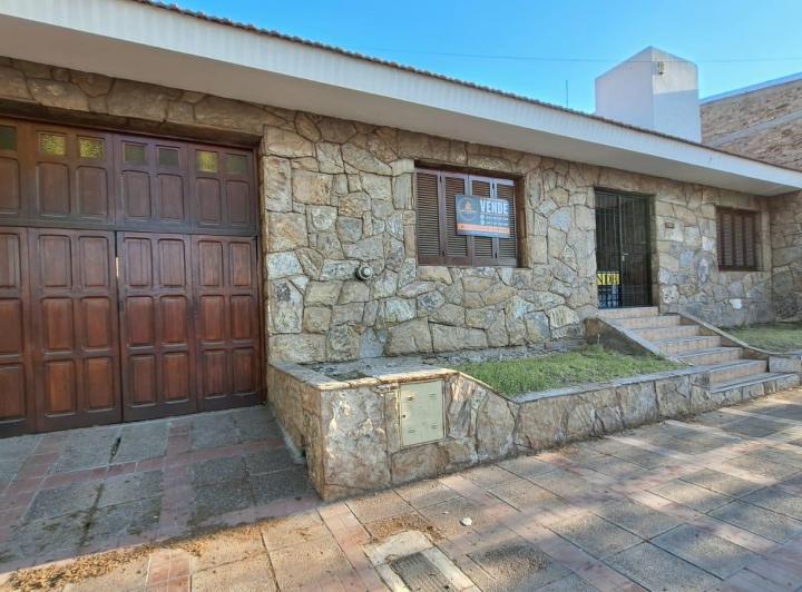 Casa · 232m² · 8 Ambientes · 1 Cochera