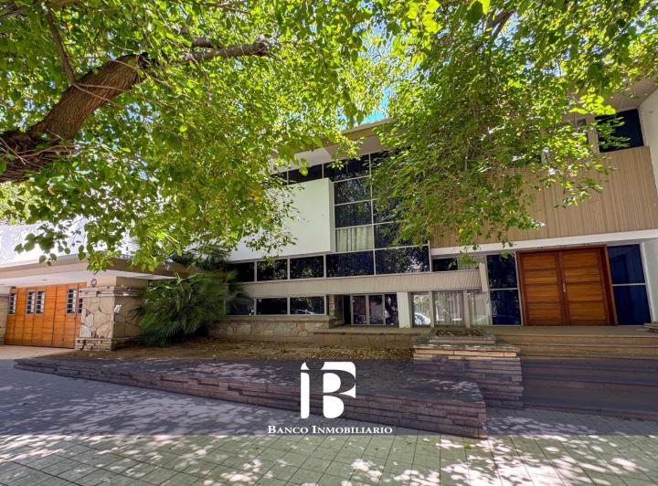 Casa · 585m² · 12 Ambientes · 3 Cocheras