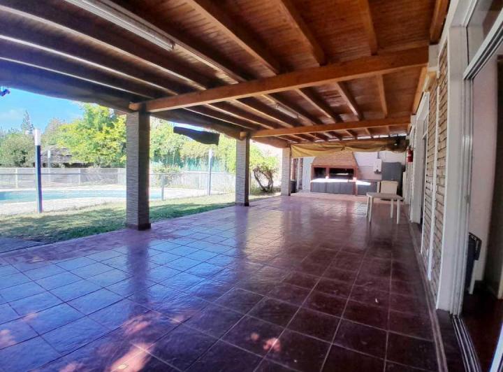 Casa · 340m² · 5 Dormitorios · 4 Cocheras