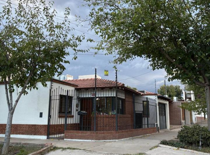 Casa · 150m² · 8 Ambientes · 1 Cochera