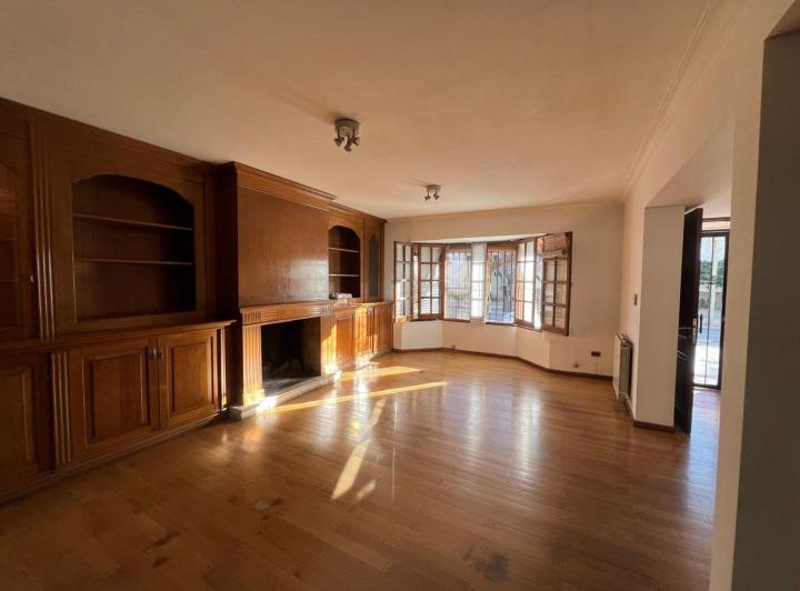 Casa · 300m² · 8 Ambientes · 1 Cochera