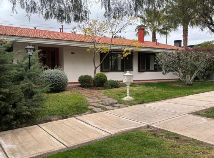 Casa · 258m² · 7 Ambientes · 3 Cocheras