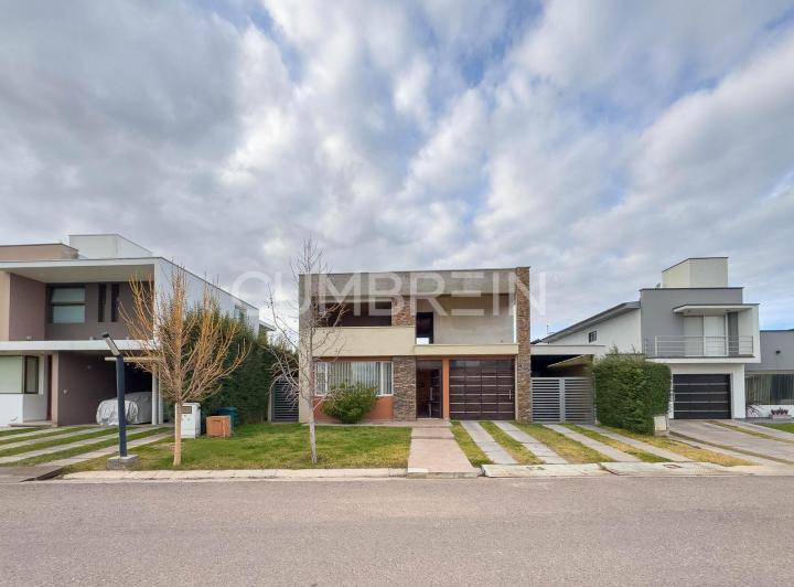 Casa · 279m² · 4 Dormitorios · 3 Cocheras