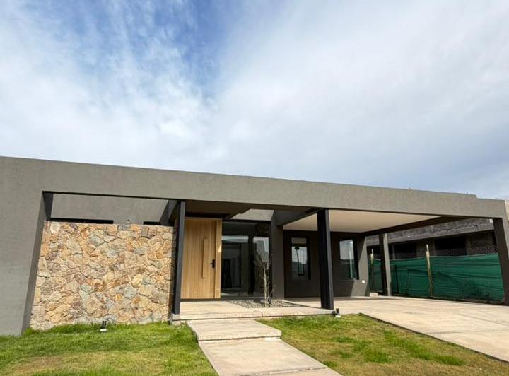 Casa · 228m² · 5 Ambientes · 2 Cocheras
