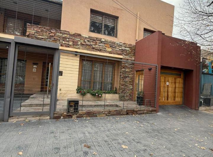 Casa · 385m² · 7 Ambientes · 2 Cocheras