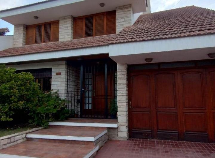 Casa · 254m² · 8 Ambientes · 3 Cocheras