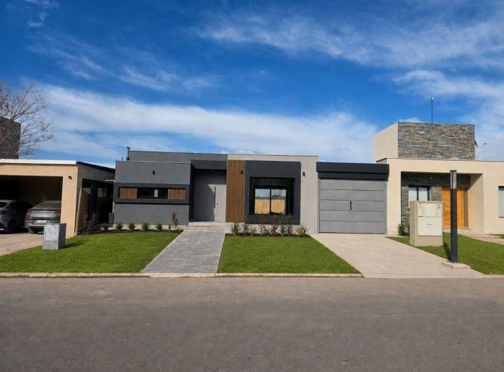 Casa · 185m² · 6 Ambientes · 2 Cocheras