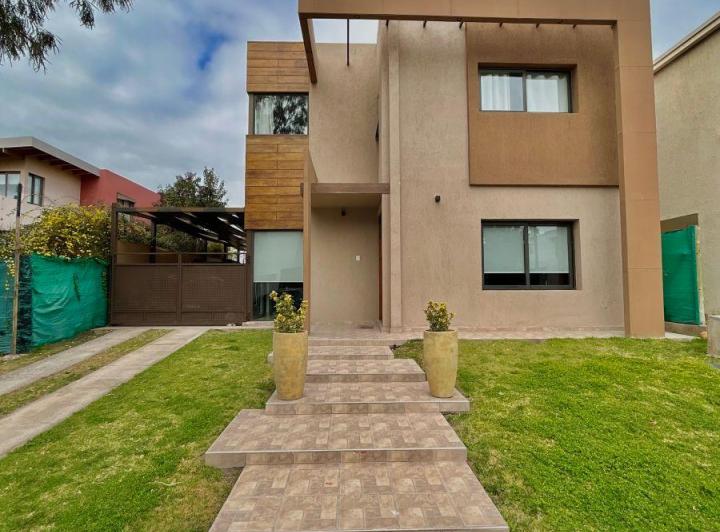 Casa · 160m² · 7 Ambientes · 2 Cocheras