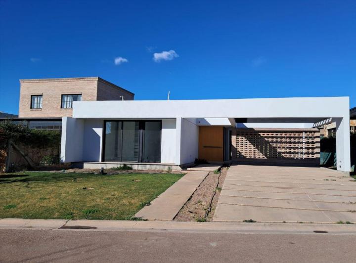Casa · 164m² · 5 Ambientes · 2 Cocheras