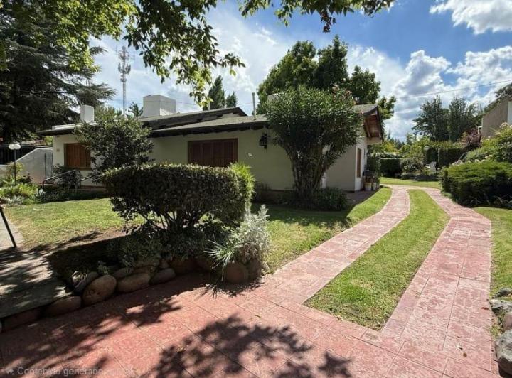 Casa · 277m² · 4 Dormitorios · 2 Cocheras