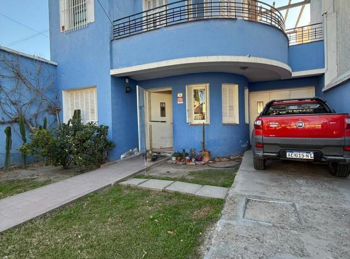 Casa · 253m² · 4 Dormitorios · 2 Cocheras