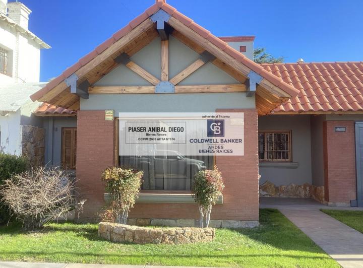 Casa · 216m² · 7 Ambientes · 2 Cocheras