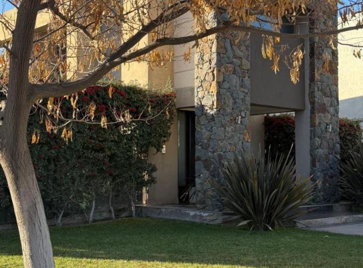 Casa · 251m² · 7 Ambientes · 2 Cocheras