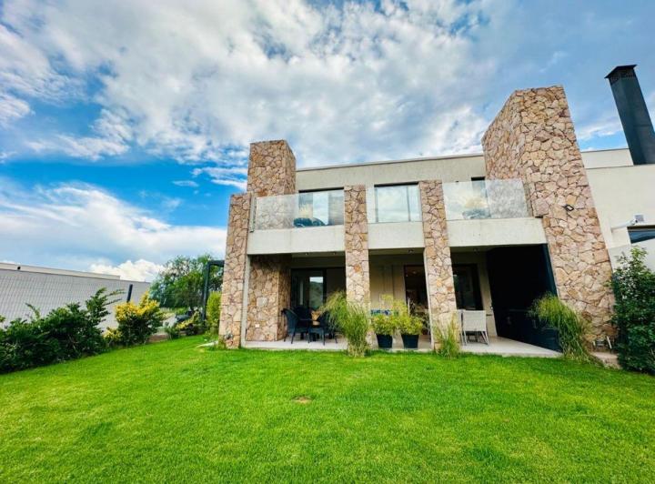 Casa · 240m² · 4 Ambientes · 2 Cocheras