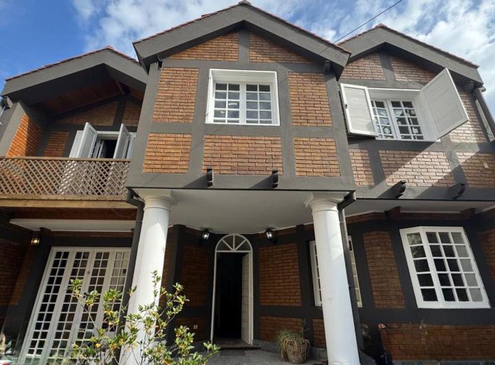 Casa · 240m² · 7 Ambientes · 1 Cochera