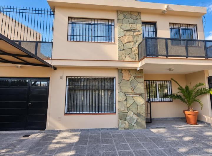 Casa · 190m² · 5 Ambientes · 3 Cocheras