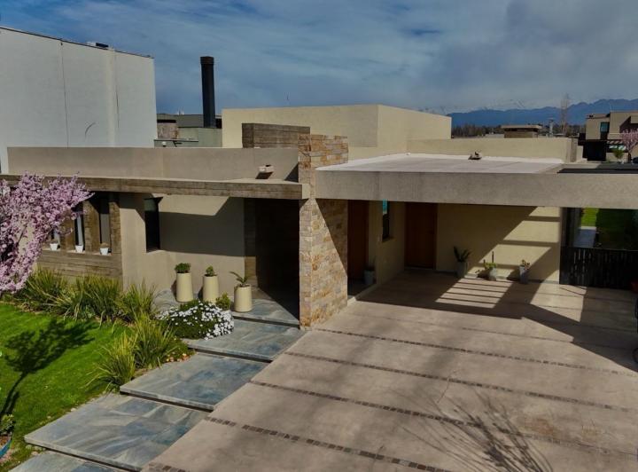 Casa · 196m² · 4 Ambientes · 2 Cocheras