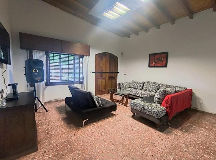 Casa · 270m² · 5 Ambientes · 2 Cocheras