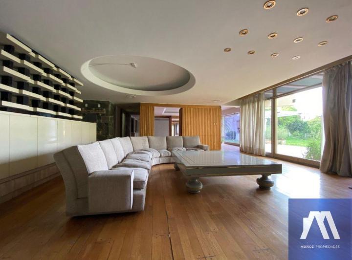 Casa · 585m² · 9 Ambientes · 2 Cocheras
