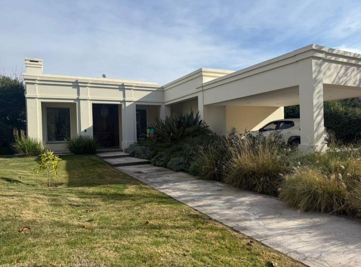 Casa · 547m² · 4 Dormitorios · 2 Cocheras