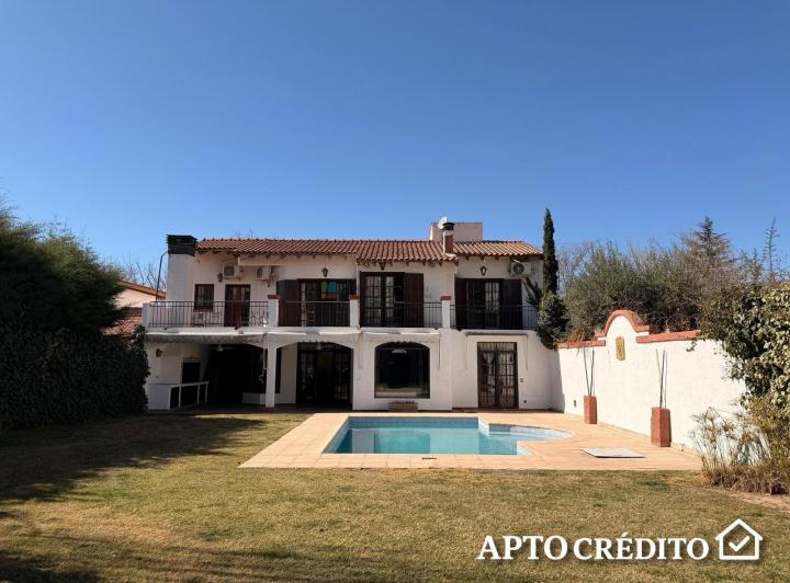 Casa · 289m² · 4 Dormitorios · 2 Cocheras