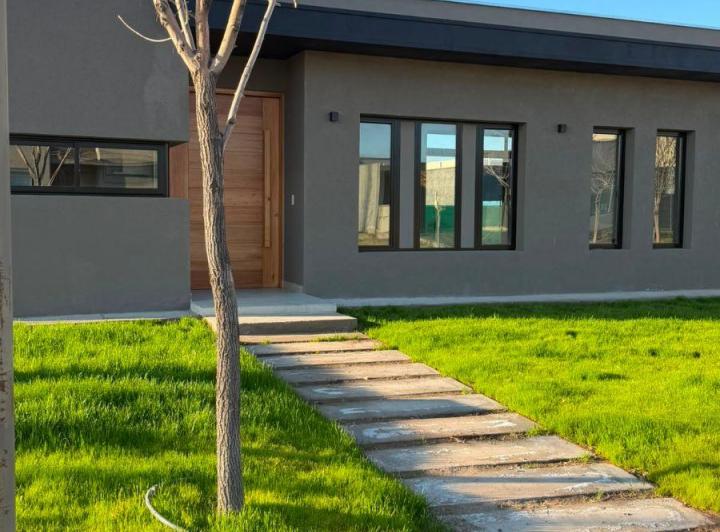Casa · 180m² · 5 Ambientes · 2 Cocheras