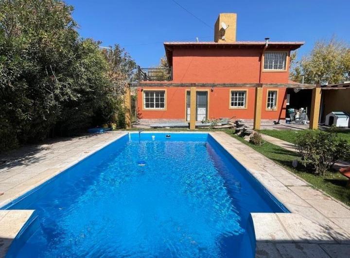 Casa · 295m² · 8 Ambientes · 1 Cochera