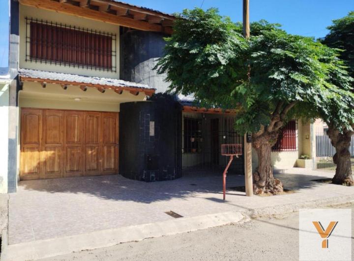 Casa · 210m² · 5 Ambientes · 3 Cocheras