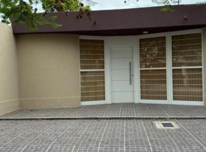 Casa · 230m² · 9 Ambientes · 1 Cochera