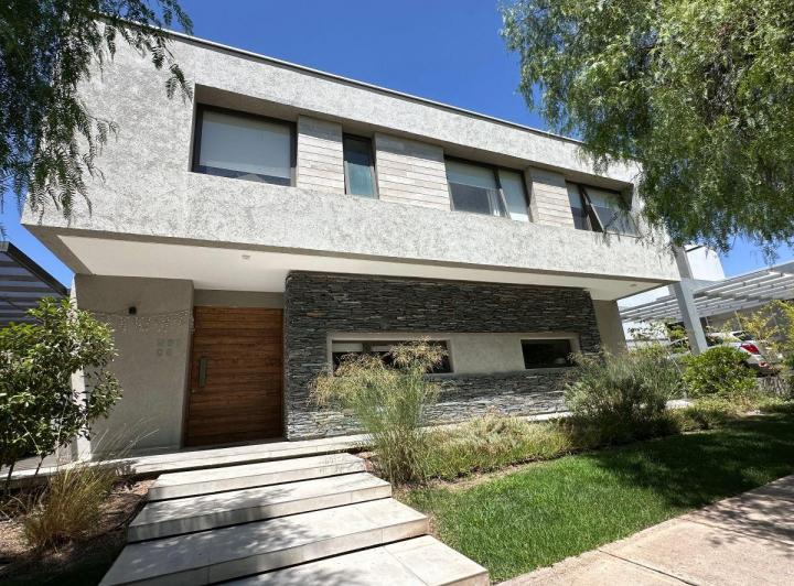 Casa · 270m² · 4 Ambientes · 2 Cocheras