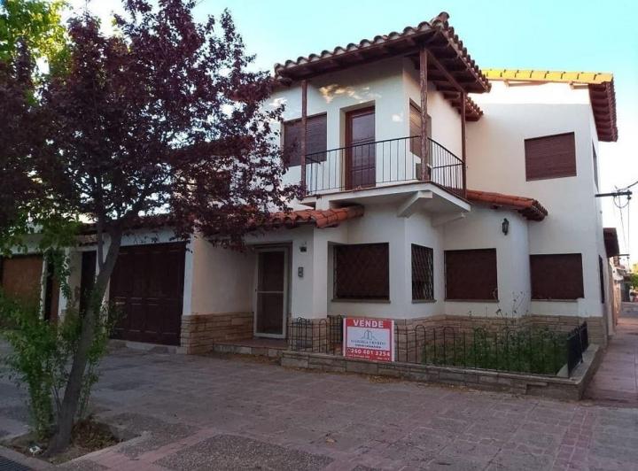 Casa · 230m² · 9 Ambientes · 1 Cochera