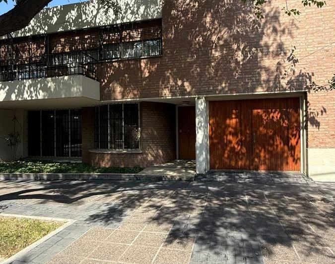 Casa · 323m² · 10 Ambientes · 1 Cochera