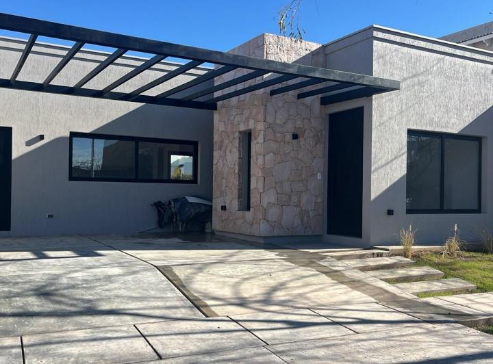 Casa · 112m² · 5 Ambientes · 2 Cocheras