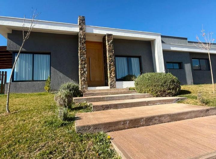 Casa · 200m² · 6 Ambientes · 2 Cocheras