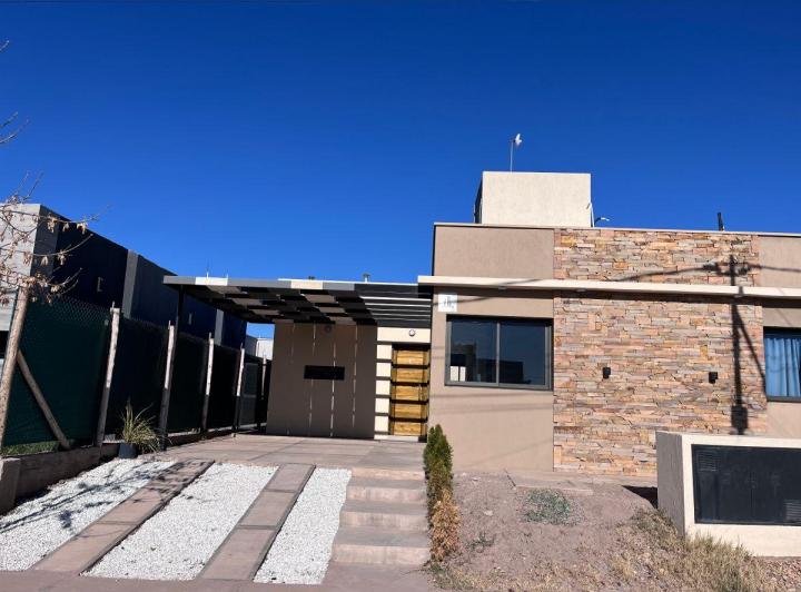 Casa · 85m² · 4 Ambientes · 2 Cocheras