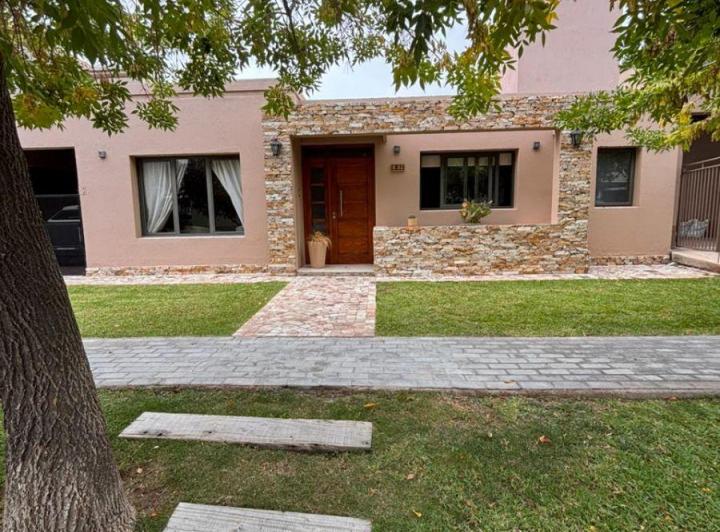 Casa · 160m² · 7 Ambientes · 2 Cocheras