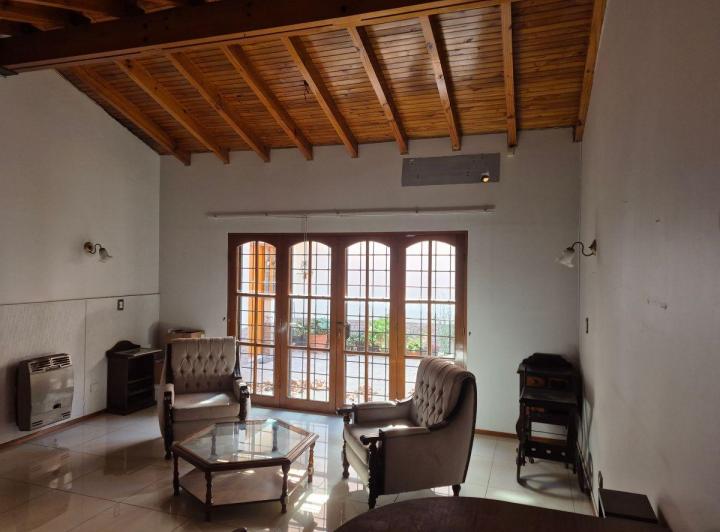 Casa · 180m² · 6 Ambientes · 2 Cocheras
