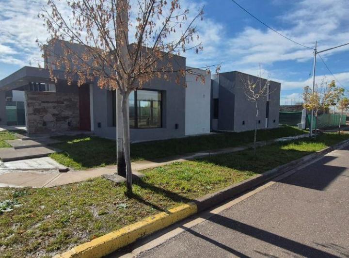 Casa · 160m² · 6 Ambientes · 2 Cocheras