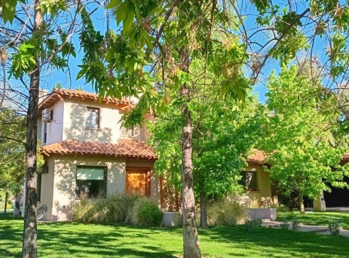 Casa · 340m² · 6 Ambientes · 2 Cocheras