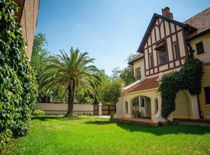 Casa · 800m² · 6 Dormitorios · 2 Cocheras